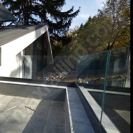 стъклен парапет с профил